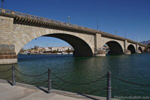 Historische Brücke im Wüstensand - London Bridge, Lake Havasu, Arizona