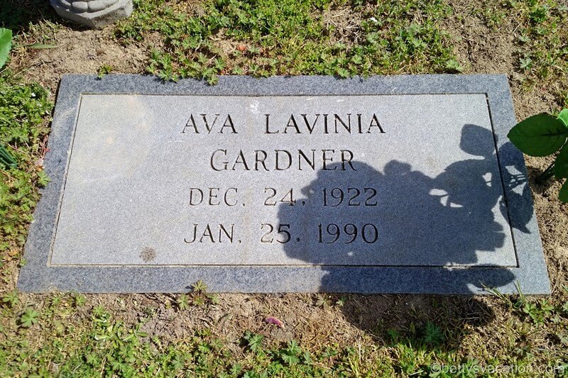 22-Ava-Gardner-Grave.jpg