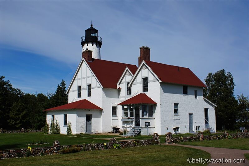 38-Point-Iroquois-Lighthouse.jpg