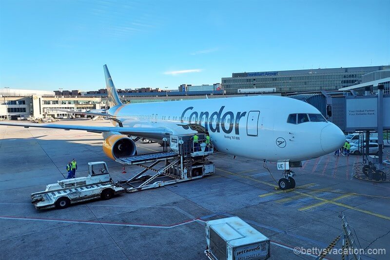 Boeing 767 von Condor am Gate